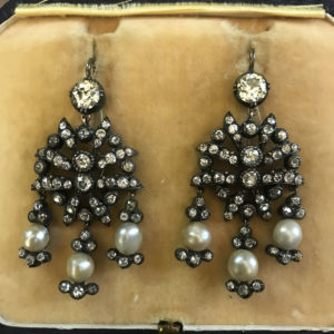 ORECCHINI CON PERLINE BRILLANTI